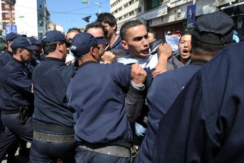 Pemuda yang memprotes pencalonan kembali Presiden Abdelaziz Bouteflika, Ahad (6/4)
