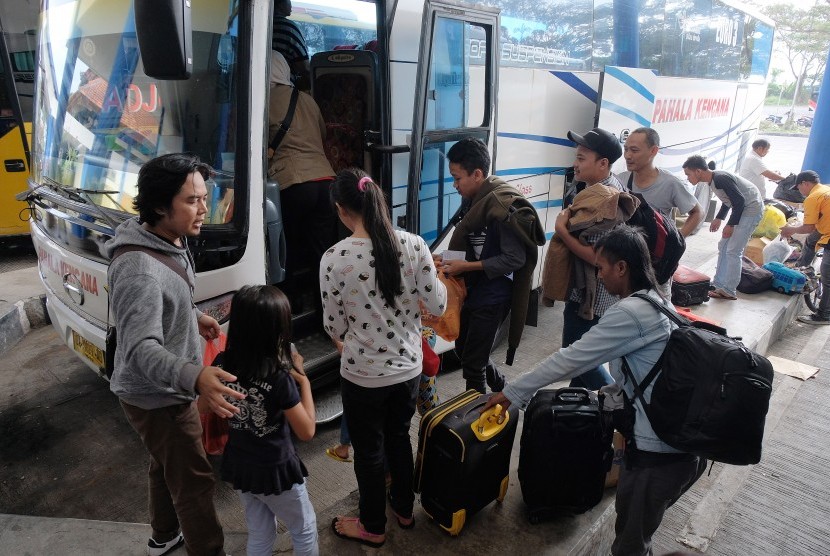 Pemudik antre masuk bus di Terminal Mengwi, Badung, Bali, Senin (27/5/2019). 