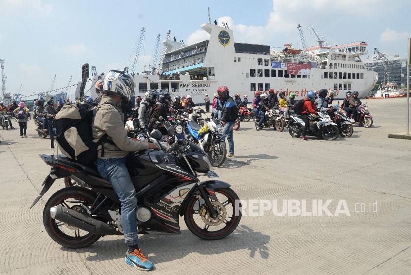  Pemudik arus balik keluar dari KMP Sebuku dengan mengendarai sepeda motor di Pelabuhan Tanjung Priok, Jakarta, Ahad (2/7). 