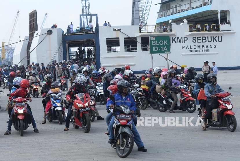 Pemudik arus balik keluar dari KMP Sebuku dengan mengendarai sepeda motor di Pelabuhan Tanjung Priok, Jakarta, Ahad (2/7). (Ilustrasi)