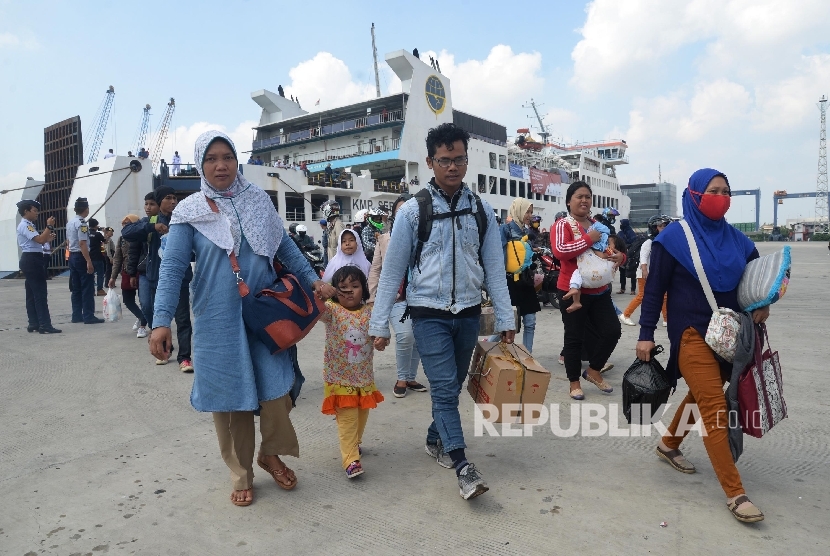  Pemudik arus balik keluar dari KMP Sebuku di Pelabuhan Tanjung Priok, Jakarta, Ahad (2/7).