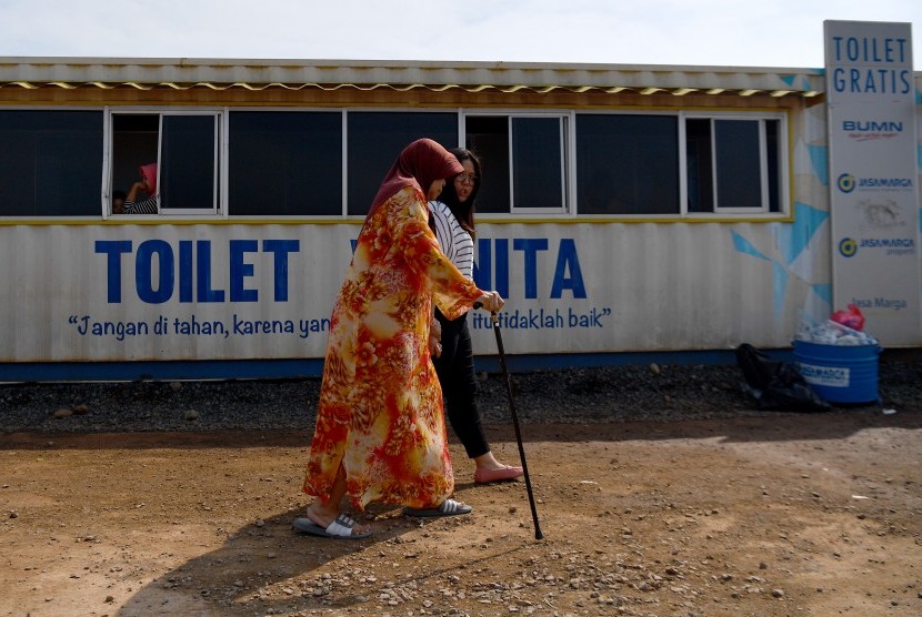 Pemudik berjalan di depan fasilitas toilet yang ada di tempat istirahat atau rest area ruas Tol Batang-Semarang KM 379A Gringsing, Batang, Jawa Tengah. (ilustrasi)