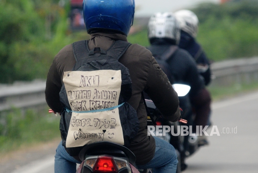  Ilustrasi pemudik bermotor melaju kendaraannya di jalur pantura, Cirebon, Jabar.