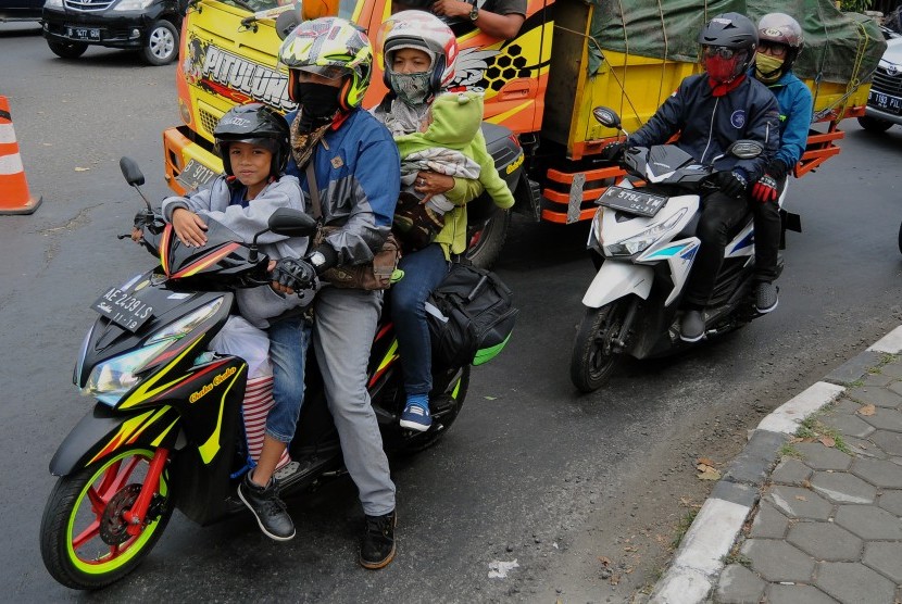 Pemudik bersepeda motor melintasi jalur Pantura di Pekalongan, Jawa Tengah, Rabu (21/6). 