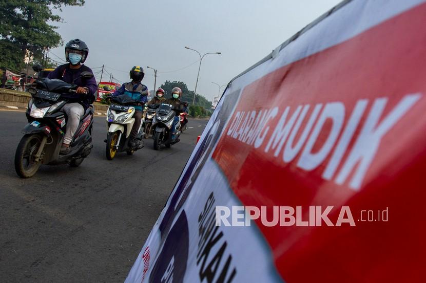 Pemudik bersepeda motor melintasi jalur Pantura, Tanjungpura, Karawang, Jawa Barat, Rabu (5/5/2021). Sejumlah pemudik pengendara motor mulai berangkat lebih awal menghindari larangan mudik Lebaran pada 6 -17 Mei 2021.