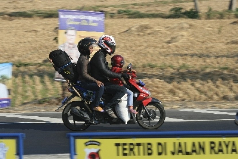 Pemudik bersepeda motor melintasi ruas jalur Pantura saat balik ke Jakarta di Slaur, Indramayu, Jawa Barat.