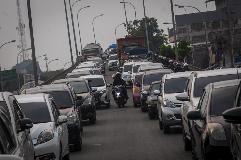 Pemudik bersepeda motor menerobos kemacetan di pintu keluar Pelabuhan Merak, Kota Cilegon, Provinsi Banten, Sabtu (7/5/2022). 