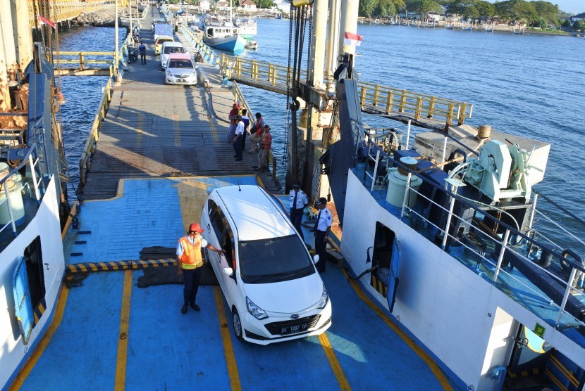 Kendaraan memasuki kapal di Pelabuhan Jangkar, Situbondo, Jawa Timur, Selasa (28/5/2019).