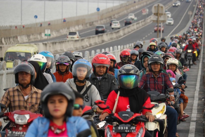 Larangan mudik sudah disiapkan. Pemudik Lebaran Idul Fitri 2019 menggunakan kendaraan bermotor roda dua melintas di Jembatan Suramadu, Surabaya, Jawa Timur.