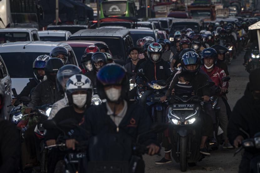 Pemudik dengan sepeda motor melintas di Jalan Raya Klari, Karawang, Jawa Barat, Jumat (6/5/2022). Pada H+3 Lebaran 2022, ruas jalur pantura mulai mengalami kepadatan volume kendaraan.