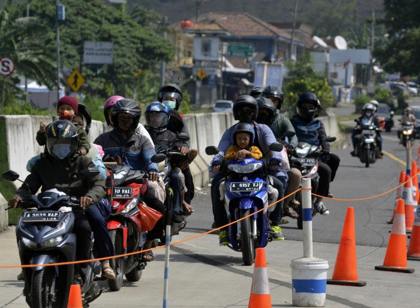Pemudik dengan sepeda motor melintas di Jalan Trans Sumatera menuju Pelabuhan Bakauheni, Lampung Selatan, Lampung, Kamis (5/5/2022). Kementerian Perhubungan memperkirakan puncak arus balik Lebaran 2022 akan terjadi pada 6-8 Mei 2022.