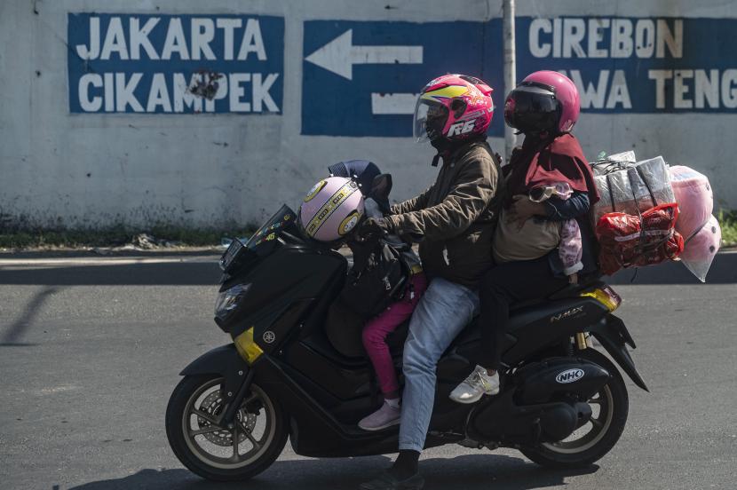 Pemudik menggunakan sepeda motor melintas di kawasan Simpang Jomin menuju arah Jakarta di Kabupaten Karawang, Jawa Barat, Kamis (5/5/2022). 
