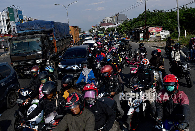 Pemudik dengan sepeda motor melintasi Jalan Raya Klari, Karawang, Jawa Barat, Sabtu (23/6). 
