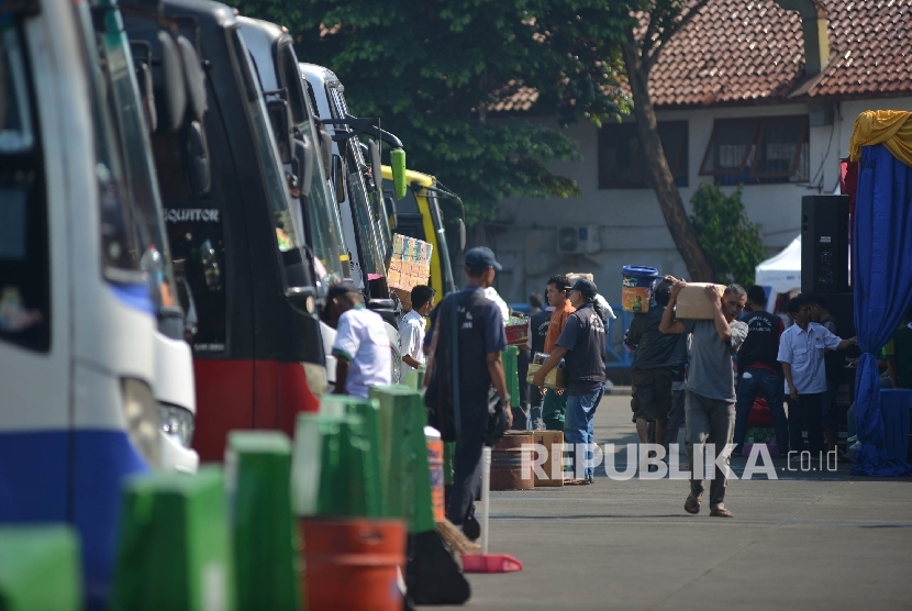 Pemudik dengan tujuan berbagai daerah berjalan menuju bus di Terminal Kampung Rambutan, Jakarta Timur, Selasa (20/6). 
