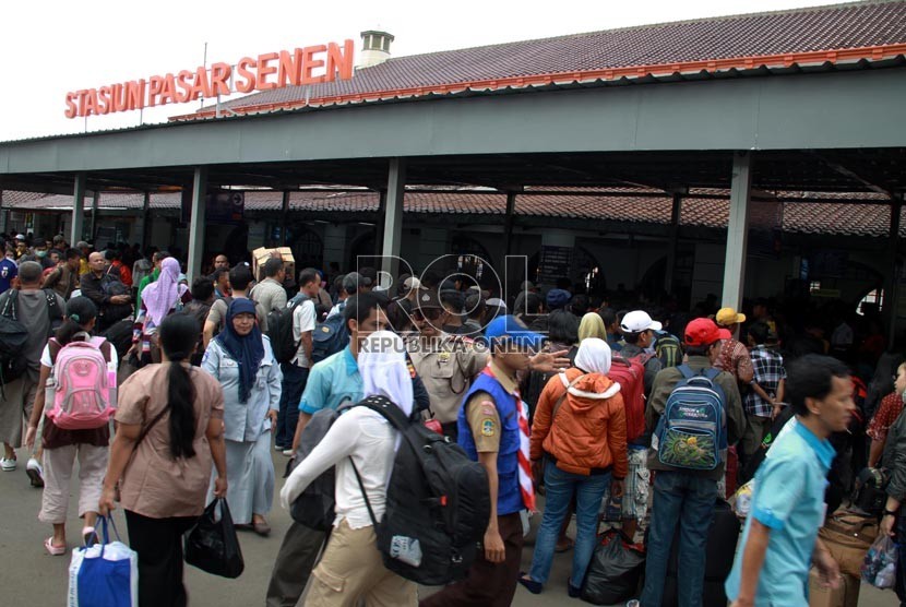 Pemudik di Stasiun Pasar Senen, Jakarta Pusat. 