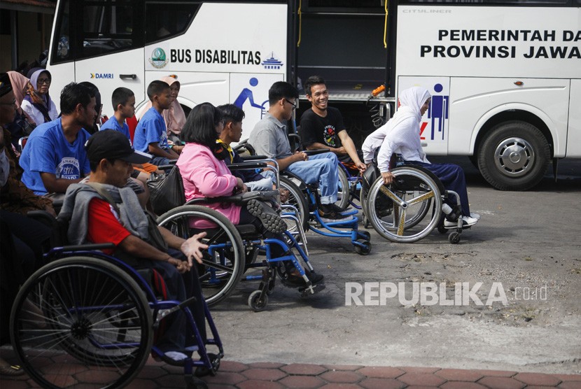 Pemudik difabel bersiap menaiki bus khusus penyandang disabilitas (ilustrasi)