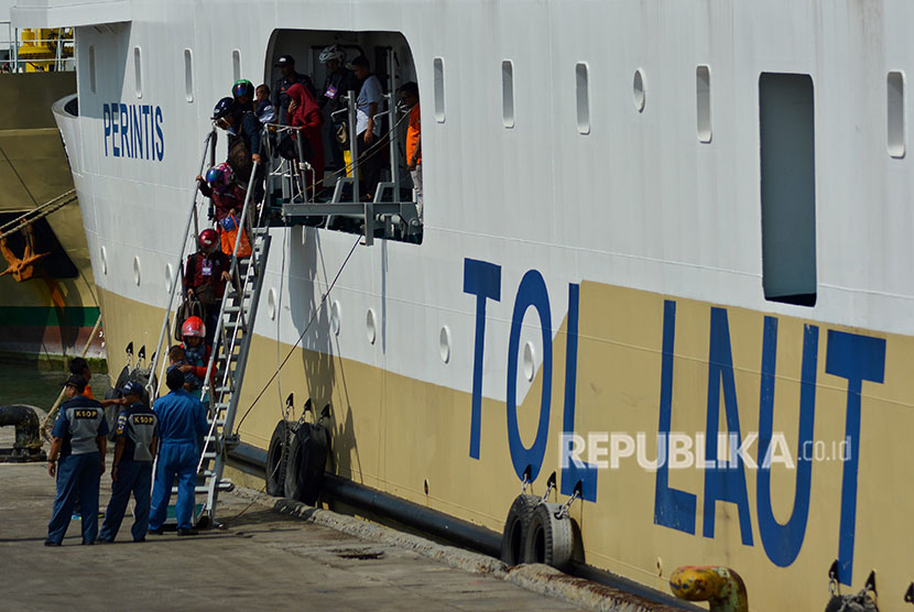 Penumpang urun dari kapal milik PT Pelni. ilustrasi