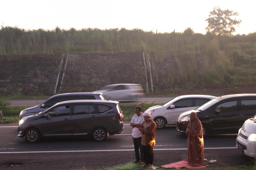 Pemudik melakukan shalat shubuh saat diberlakukan sistem satu arah Tol Cipali Km 141, Indramayu, Jawa Barat, Jumat (6/5/2022).