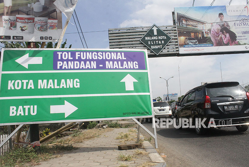 Pemudik melintas di pintu keluar jalan tol Malang-Pandaan di Karanglo, Malang, Jawa Timur, Rabu (13/6). 