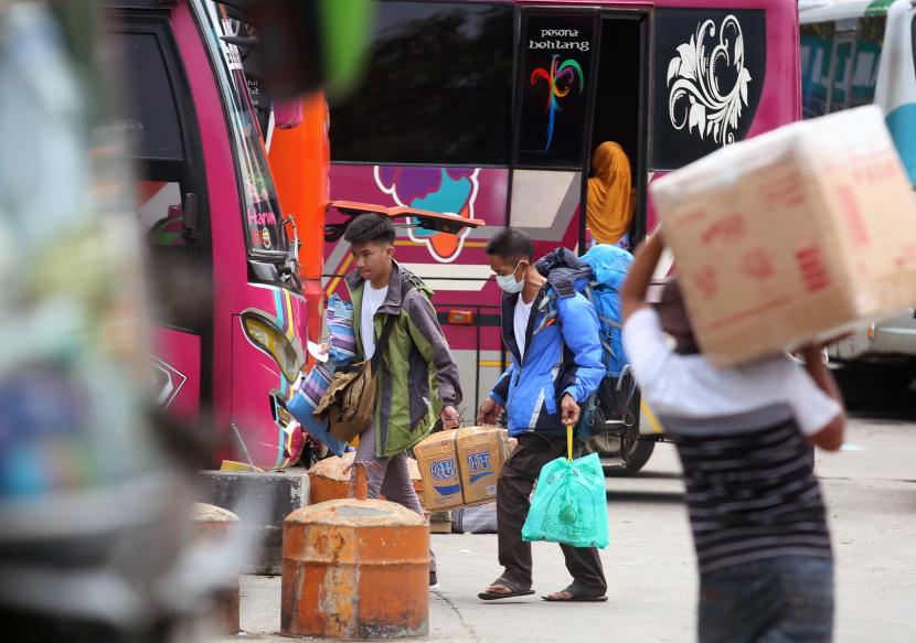 Pemudik membawa barang bawaannya menuju bus di Terminal Kalideres, Jakarta Barat, Kamis (28/4/2022). Pemudik terus berdatangan ke Terminal Kalideres yang puncaknya akan terjadi pada H-3 Lebaran 2022 atau Jumat (29/4). 
