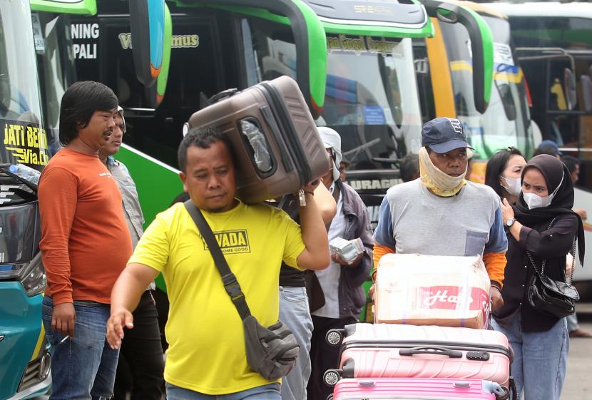 Pemudik membawa barangnya menuju ruang tunggu keberangkatan bus di Terminal Kalideres, Jakarta Barat, Kamis (28/4/2022). Pemudik terus berdatangan ke Terminal Kalideres yang puncaknya akan terjadi pada H-3 Lebaran 2022 atau Jumat (29/4). 
