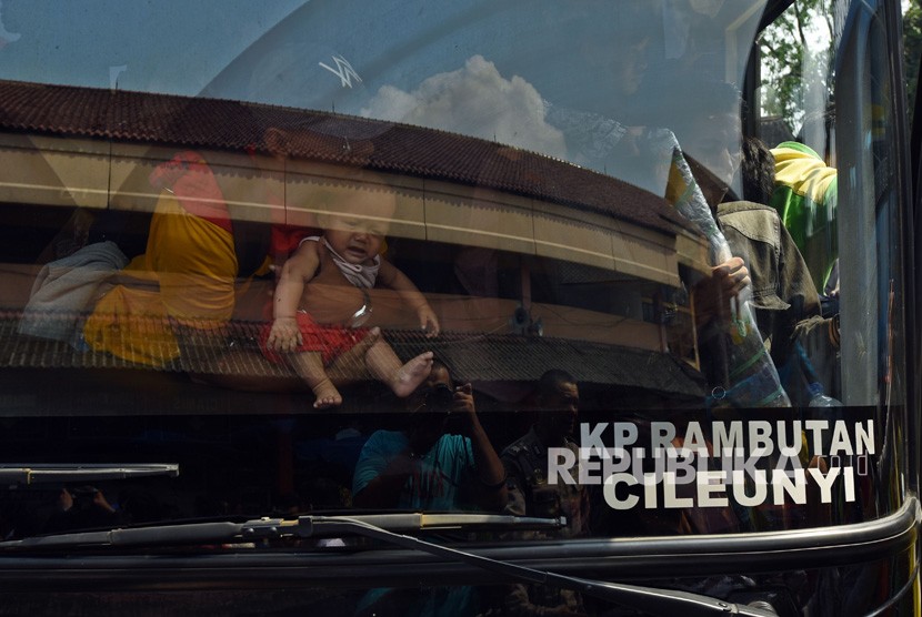  Dokter Ungkap Risiko Bawa Bayi Bepergian Jauh. Foto ilustrasi:  Pemudik membawa bayinya masuk ke dalam bus di Terminal Kampung Rambutan, Jakarta Timur, Kamis (6/6/2019).