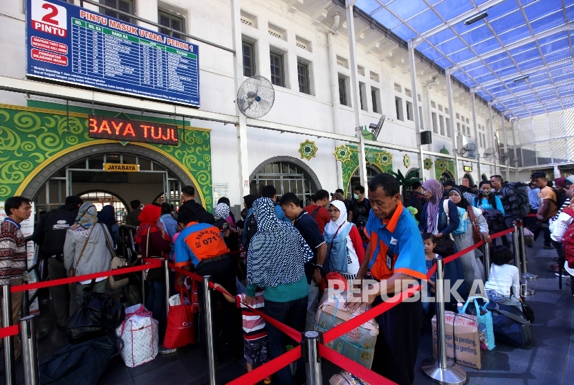 Pemudik Mulai Memadati Stasiun Kereta Api Pasar Senen Republika Online