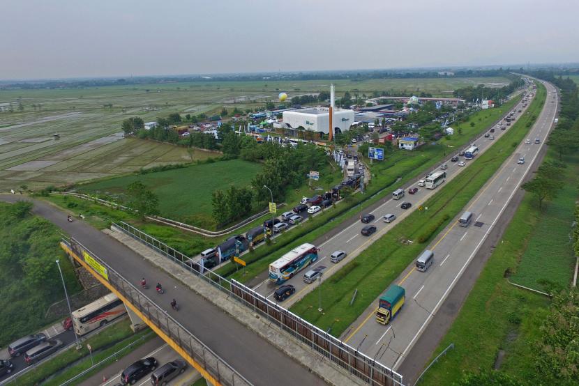 Pemudik memperlambat laju kendaraanya di KM 166 Ruas tol Cipali, Jawa Barat, Rabu (27/4/2022).