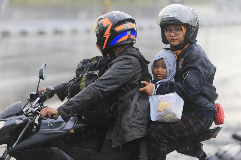 Pemudik menerobos hujan saat melintas di jalur Pantura, Widasari, Indramayu, Jawa Barat, Rabu (27/4/2022). Badan Meteorologi Klimatologi dan Geofisika (BMKG) mengimbau pemudik untuk tetap waspada terhadap perubahan cuaca, potensi hujan lebat dan angin kencang wilayah Pantai Utara Jawa.