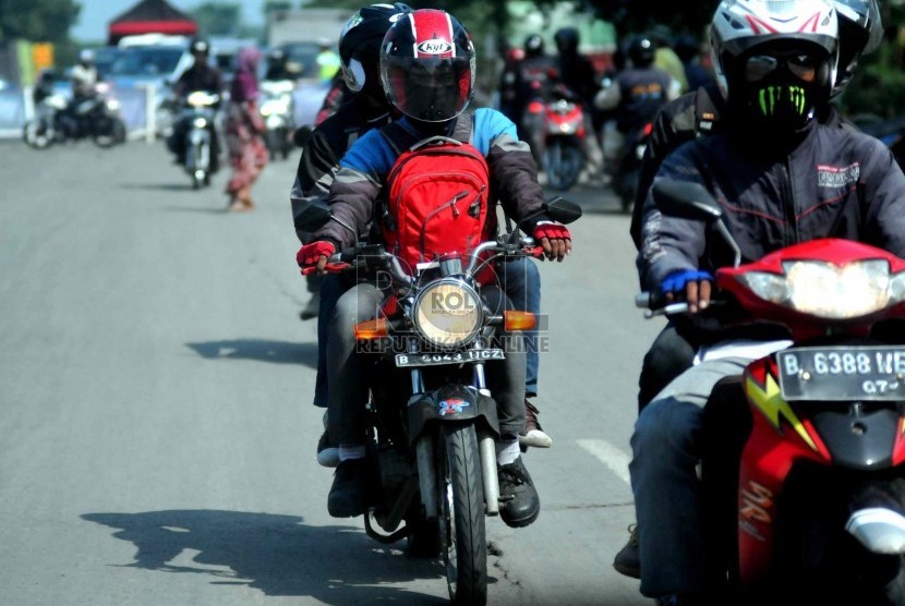 Pemudik menggunakan sepeda motor mulai terlihat di jalan Pantura, Pemalang, Jawa Tengah, Senin (21/7). (Republika/ Wihdan)