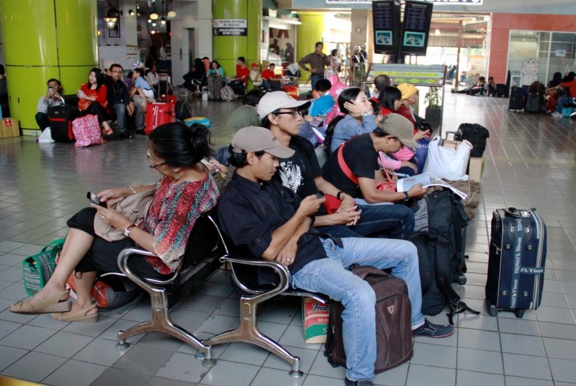 Pemudik menunggu kereta di Stasiun Gambir, Jakarta Pusat, Selasa (22/7).