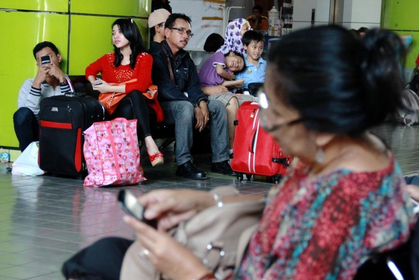 Pemudik menunggu kereta di Stasiun Gambir, Jakarta Pusat, Selasa (22/7). 