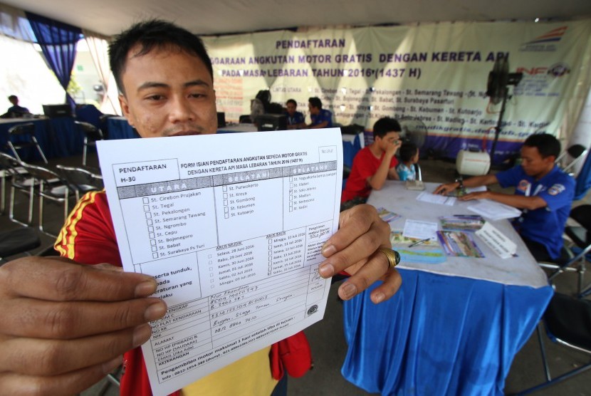 Pemudik menunjukkan formulir pendaftaran angkutan gratis untuk sepeda motor di Stasiun Pasar Senen, Jakarta. ilustrasi
