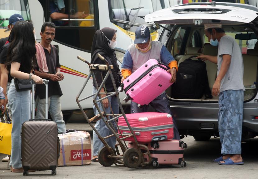 Pemudik menurunkan barang bawaannya sebelum menaiki bus di Terminal Kalideres, Jakarta Barat, Kamis (28/4/2022).