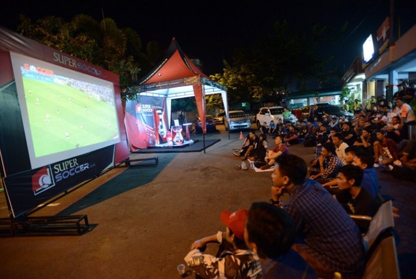 Pemudik menyaksikan pertandingan Jerman vs Italia di Pelabuhan Merak, Ahad (3/7).