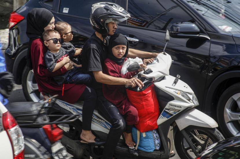 Pemudik motor melintas di Jalan Raya Puncak arah Jakarta, Gadog, Ciawi, Kabupaten Bogor, Jawa Barat, Selasa (10/5/2022). Pada H+7 Lebaran, pemudik bersepeda motor yang melakukan perjalanan arus balik dari Cianjur dan Bandung ramai melintas di wilayah Puncak Bogor. 