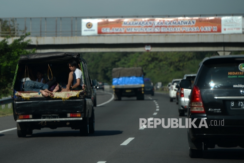 Kendaraan melintas di Tol Cipali, Jawa Barat, ilustrasi