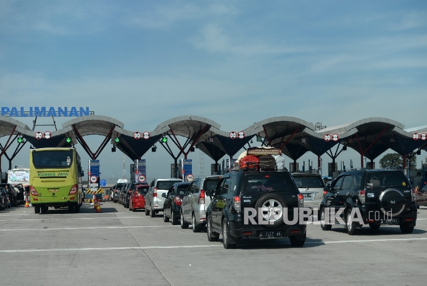 Pemudik Mulai Lintasi Pantura. Kendaraan melintas di Tol Cipali, Jawa Barat, Kamis (30/6)