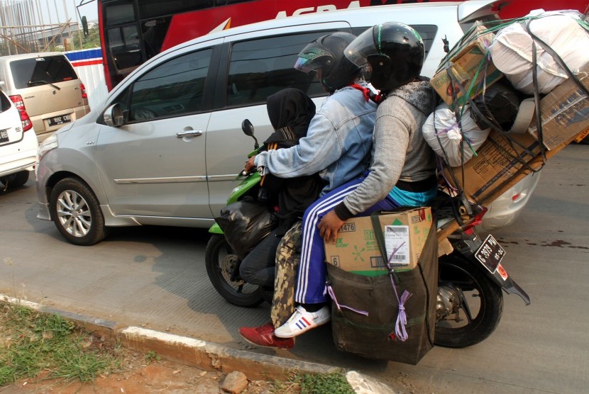 Pemudik pengendara motor dengan muatan lebih melintasi jalan arteri Kalimalang, Bekasi, Jawa Barat, Sabtu (1/6/2019). 