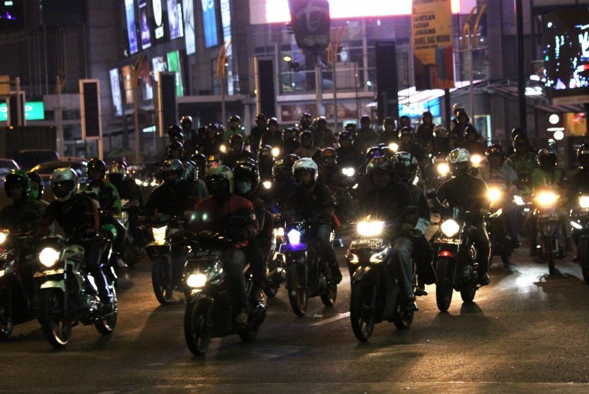 Pemudik pengguna sepeda motor melintas di Jalan M Hasibuan, Bekasi, Jawa Barat, Rabu (29/6) malam. 