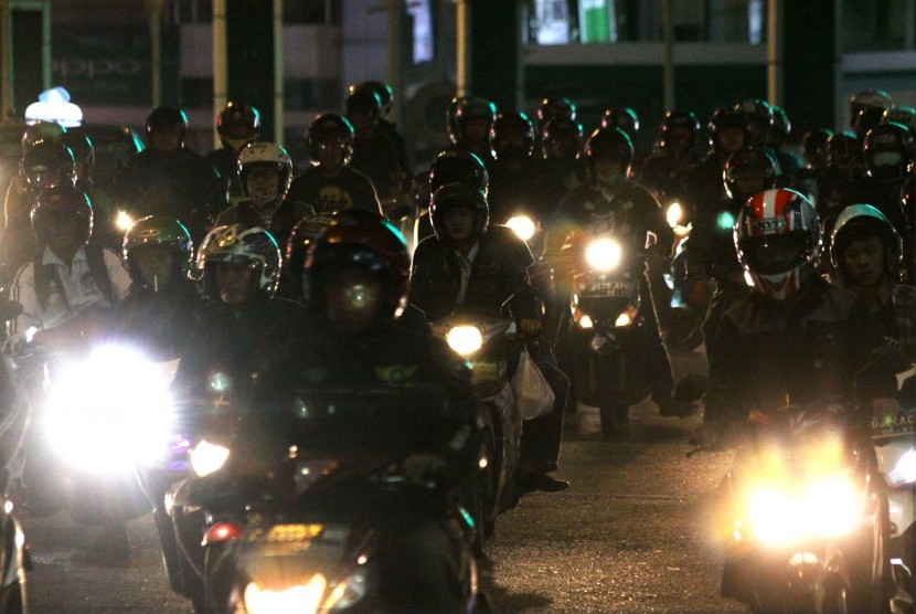 Pemudik pengguna sepeda motor melintas di Jalan M Hasibuan, Bekasi, Jawa Barat, Rabu (29/6) malam.