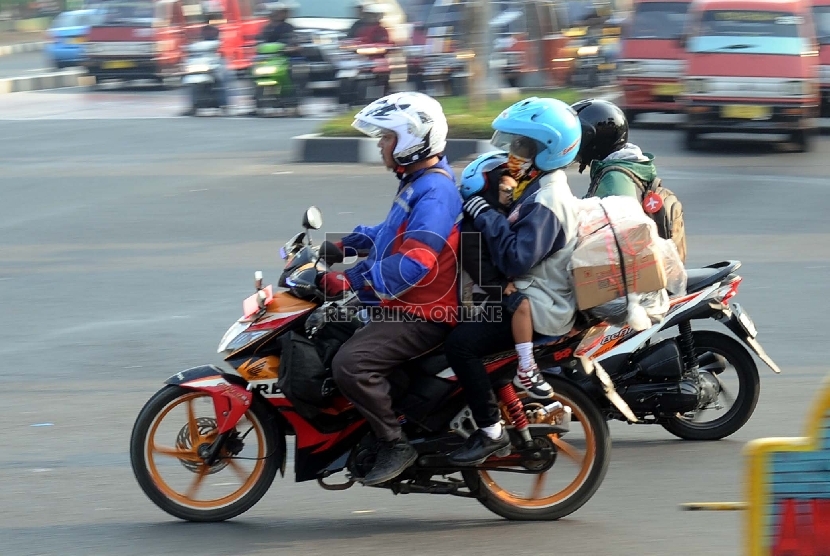  Pemudik penguna roda dua melintas dipersimpangan MM Bekasi kota, Jawa Barat, Rabu (22/7).