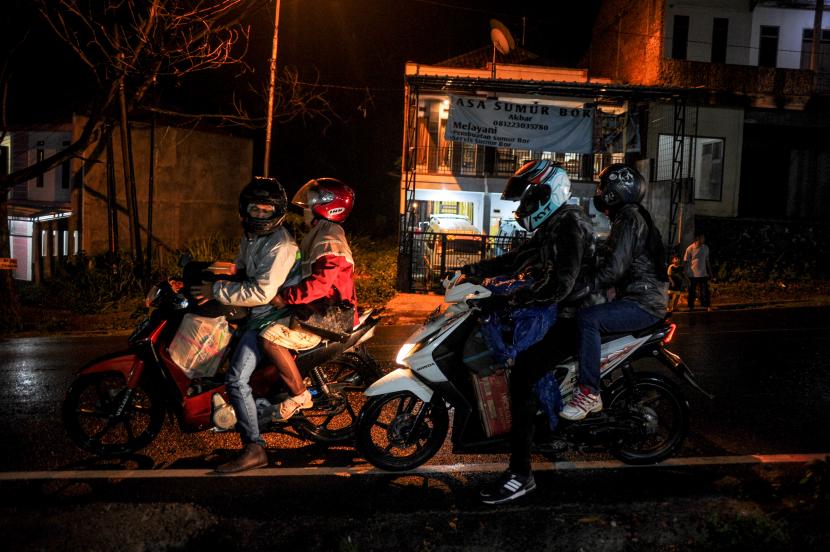 Pemudik sepeda motor melintas di Jalur Nagreg, Kabupaten Bandung, Jawa Barat, Rabu (5/5/2021) malam. Pada H-1 larangan mudik lebaran 2021, pemudik di Jalur Nagreg yang menuju arah Garut, Tasikmalaya dan Jawa Tengah terpantau ramai lancar dan didominasi oleh kendaraan roda dua.