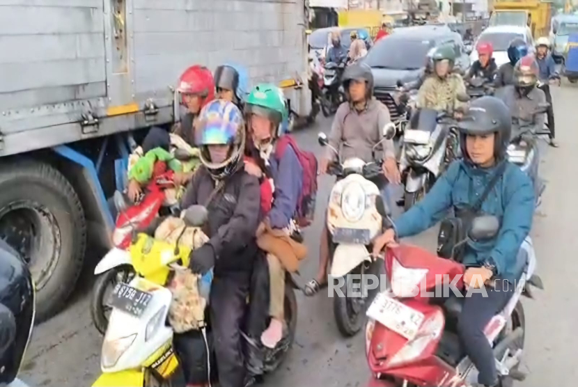 Pemudik sepeda motor melintasi jalur pantura Cirebon, Senin (24/3/2025) pagi. 