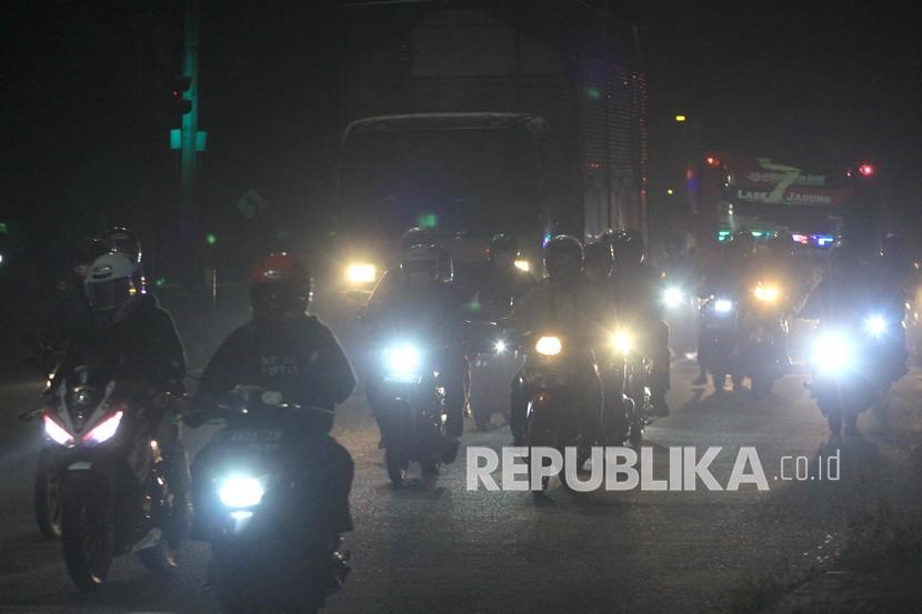 Pemudik sepeda motor memadati jalur pantura Widasari, Indramayu, Jawa Barat, Selasa (11/5/2021) malam. Satgas meminta pemerintah daerah mengambil tindakan untuk mengkarantina pemudik yang tiba di daerah. 