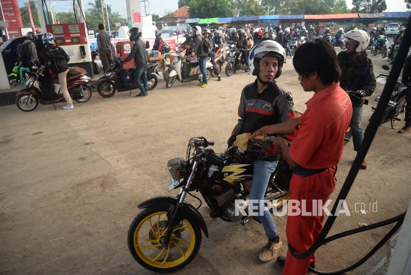   Pemudik sepeda motor mengantri BBM di SPBU Tulungangung, Indramayu, Jabar, Jumat (23/6). 