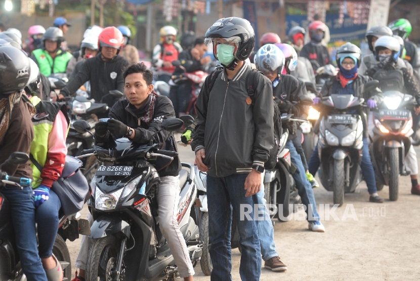 Pemudik sepeda motor.