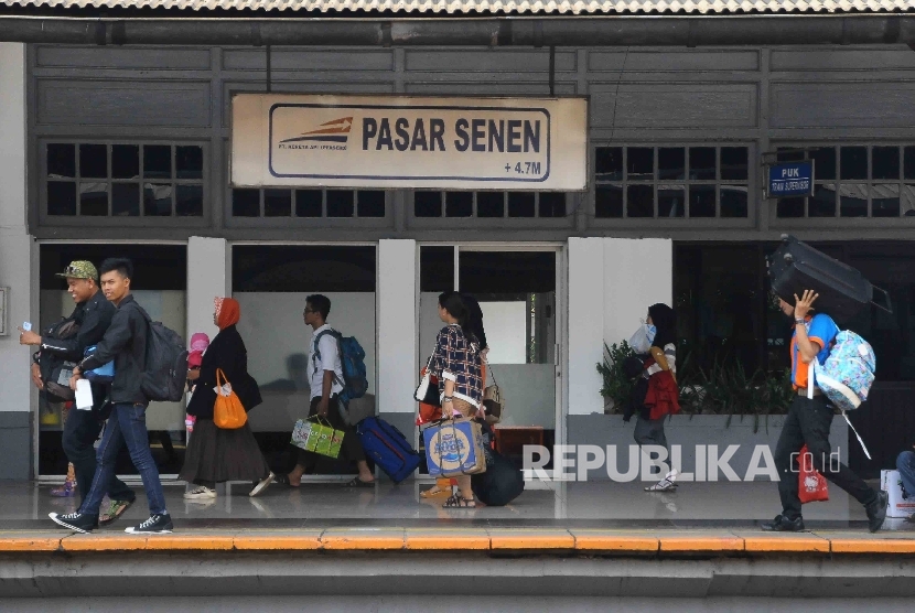 Pemudik Stasiun Senen Pemudik mulai memadati Stasiun Senen, Jakarta. ilustrasi