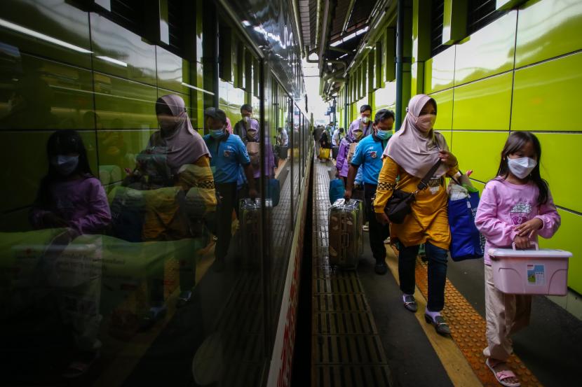 Pemudik tiba di Stasiun Gambir, Jakarta, Sabtu (7/5/2022). PT Kereta Api Indonesia (Persero) mencatat pada Sabtu (7/5/2022) kedatangan penumpang dari daerah lain dengan tujuan Daop 1 Jakarta sekitar 39.600 penumpang. 