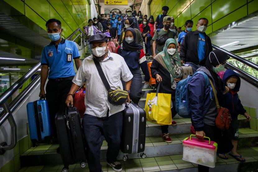 Pemudik yang naik kereta tiba di Stasiun Gambir, Jakarta Pusat, Sabtu (7/5/2022).